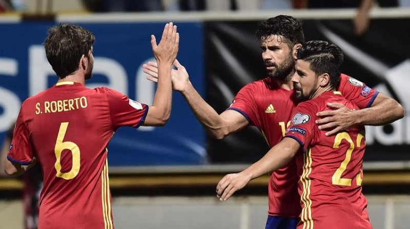 Spānijas futbolisti apsveic Djego Kostu ar vārtu guvumu
Foto: AP/Scanpix
