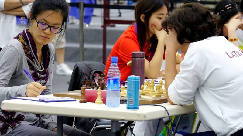 Jifaņa Hou un Dana Reizniece-Ozola 
Foto: Susan Polgar / bakuchessolympiad.com
