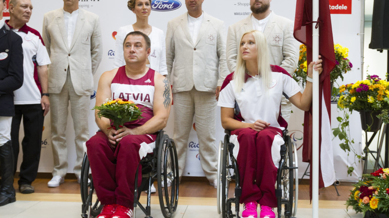 Aigars Apinis un Diāna Dadzīte 
Foto: Vladislavs Proškins, F64