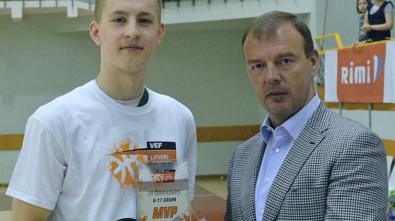 VEF LJBL prezidents Māris Martinsons 2016.gada sezonas noslēgumā apbalvo U17 grupas finālturnīra vērtīgāko spēletāju Edgaru Kaufmani.
Foto: Romualds Vambuts