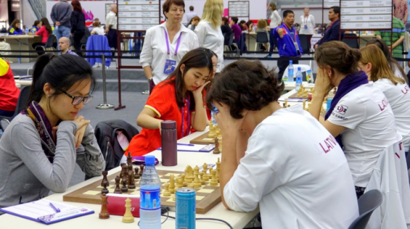 Jifaņa Hou un Dana Reizniece-Ozola
Foto: Paul Truong / bakuchessolympiad.com