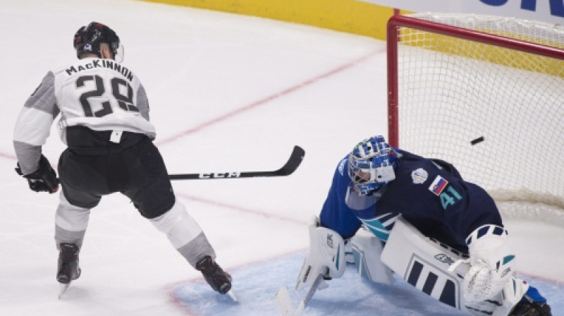 Neitans Makinnons realizē soda metienu
Foto: AP/Scanpix