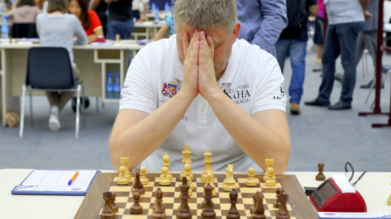 Aleksejam Širovam pie 1. galdiņa iet smagi
Foto: Paul Truong / bakuchessolympiad.com
