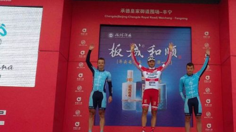 Māris Bogdanovičs (no kreisās) un Emīls Liepiņš uz goda pjedsāla.
Foto: Rietumudelfin.com