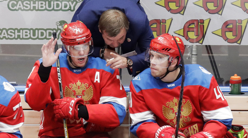 Oļegs Znaroks dod padomus Jevgēņijam Malkinam un Nikolajam Kuļeminam 
Foto: AP/Scanpix