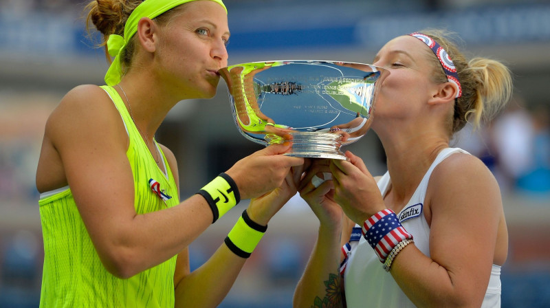 Lucija Šafāržova un Betānija Mateka-Sendsa
Foto: AFP/Scanpix