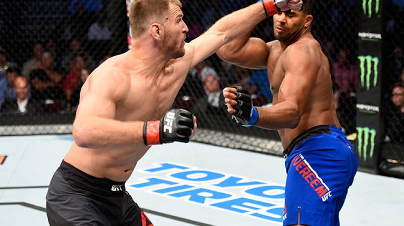 Stipe Miočičs (no kreisās) cīņā ar Alisteru Overīmu
Foto: sherdog.com