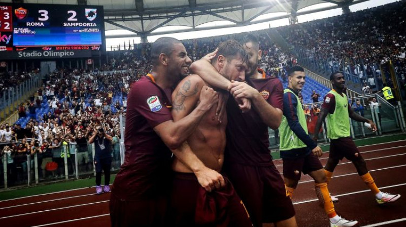 "Roma" futbolisti un līdzjutēji sveic Frančesko Toti pēc uzvaras vārtu guvuma
Foto: AP/Scanpix