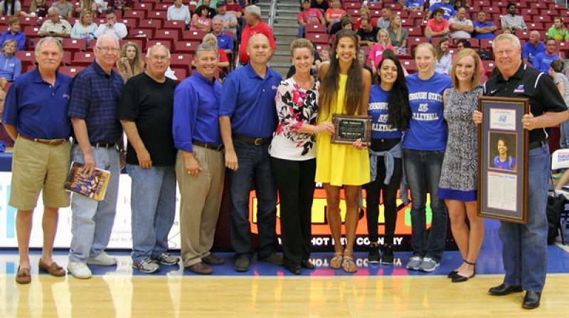 Jekaterina Stepanova (dzeltenajā kleitā) tiek uzņemta Slavas zālē 
Foto: missouristate.edu