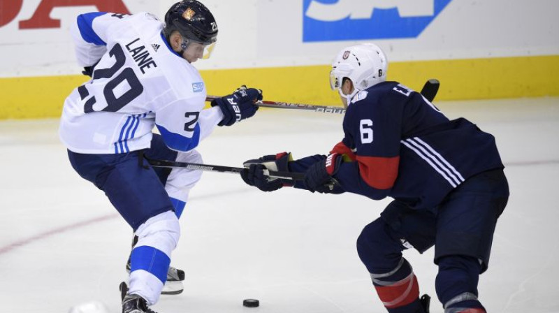 Somu talants Patriks Laine pret ASV aizsargu Eriku Džonsonu
Foto: AP/Scanpix