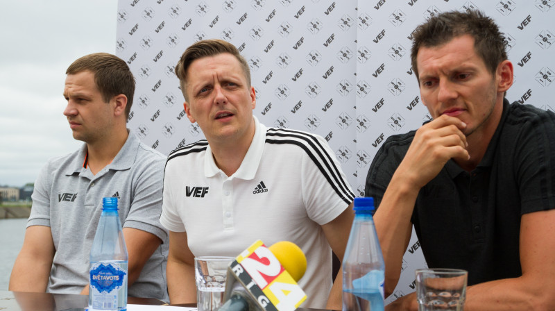 VEF galvenais treneris Jānis Gailītis, kluba prezidents Edgars Jaunups un kapteinis Jānis Blūms
Foto: Vladislavs Proškins