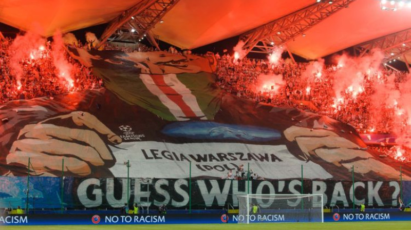 UEFA delegātam Varšavas stadiona tribīnēs pamanīt pirotehnikas izmantošanu nebija ne mazāko problēmu
Foto: Pressfocus/SIPA/Scanpix