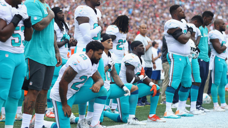 Maiami "Dolphins" spēlētāji protesta akcijā 
Foto: AFP/Scanpix