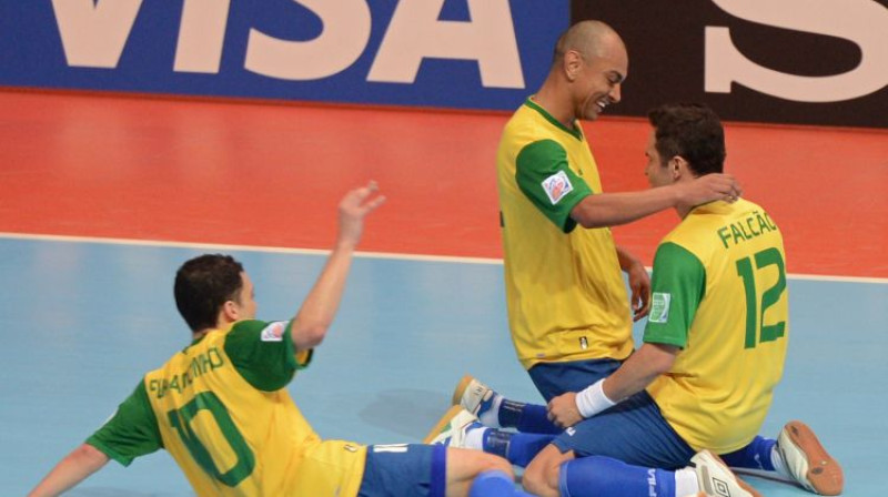 Brazīlijas futbolisti apsveic Falkau
Foto: AFP/Scanpix