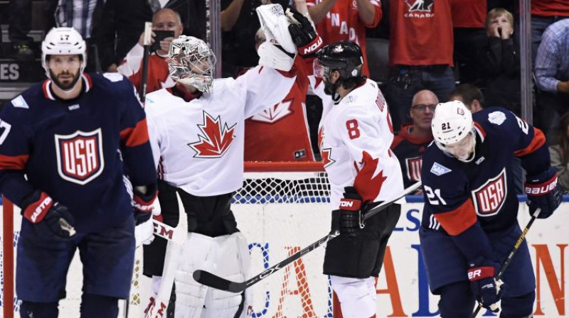 Kerijs Praiss un Drū Dautijs apsveic viens otru ar uzvaru, kamēr amerikāņi no cīņas par Pasaules kausu jau izstājušies
Foto: AP/Scanpix