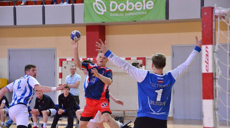 Uzbrukumā Ansis Bilkštis (Dobeles Tenax)
Foto: Andris Pintāns, handbols-dobele.lv