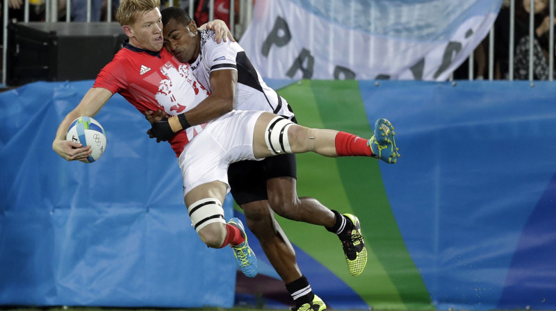 Epizode no olipiskā regbija-7 turnīra finālspēlesstarp Fidži un Lielbritānijas izlasēm. 
Foto: AFP/Scanpix