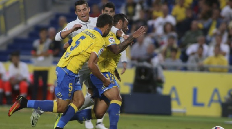 Krištianu Ronaldu "Las Palmas" futbolistu žņaugos
Foto: AP/Scanpix