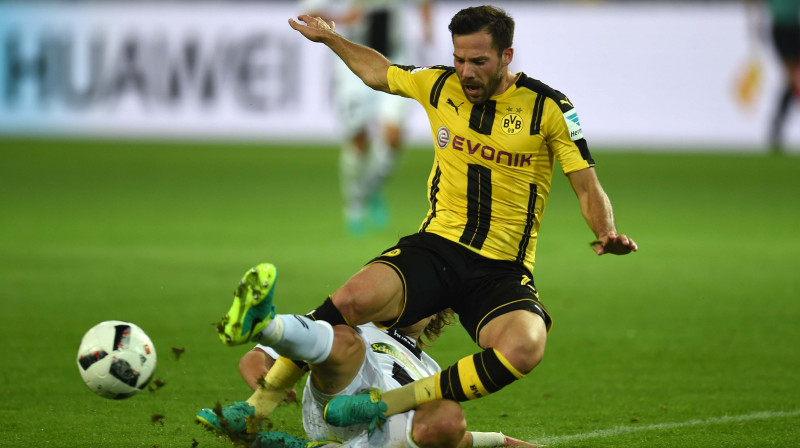 Dortmundes "Borussia" pussargs Gonzālo Kastro
Foto: AFP/ Patrik Stollarz