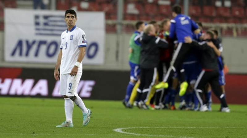 Grieķijas izlases futbolists nespēj noticēt, ka piedzīvots zaudējums pret Fēru salu komandu
Foto: AP/Scanpix