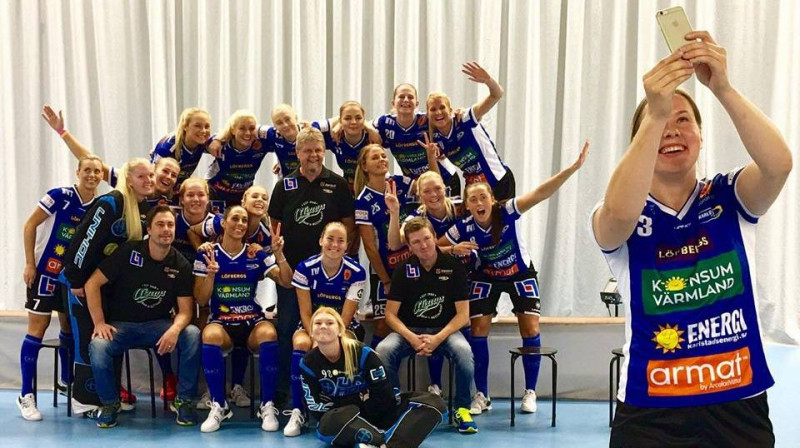 Luīze Biļinska taisa komandas "pašbildi"
Foto: Karlstad IBF
