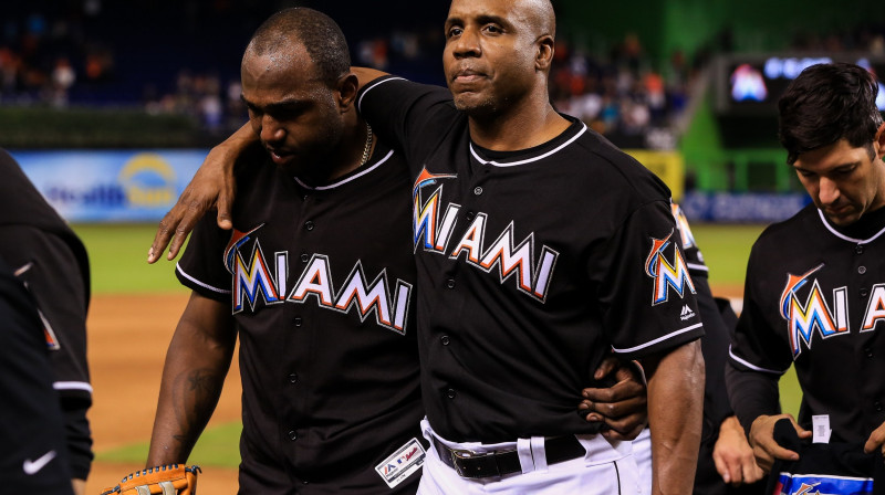 Marsels Ozuna (no kreisās) ar vienu no komandas treneriem un MLB leģendu Bariju Bondsu.
Foto: AFP/Scanpix