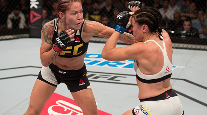 Kristina Džustino (no kreisās) cīņā ar Linu Lansbergu
Foto: sherdog.com