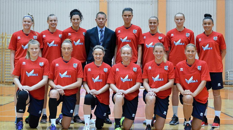 Armands Misus un Liepājas basketbolistes
Foto: Romualds Vambuts