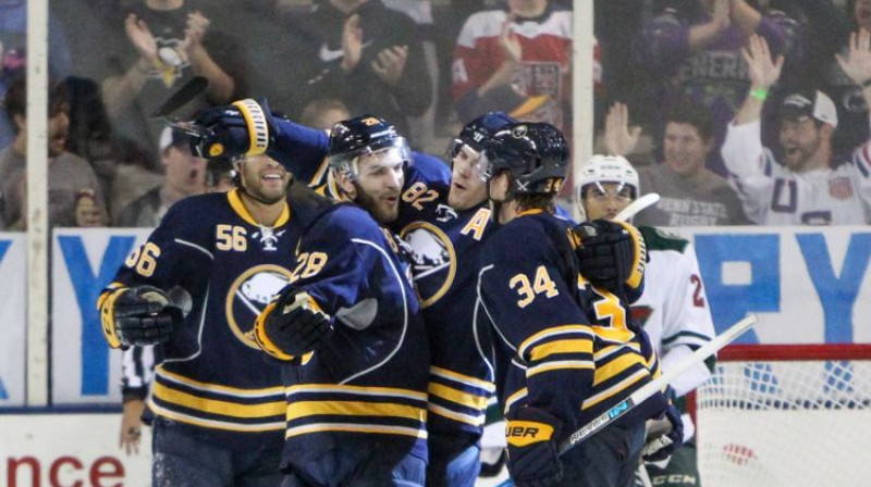 "Sabres" hokejisti apsveic Zemgu Girgensonu
Foto: USA TODAY Sports/Sipa USA/Scanpix