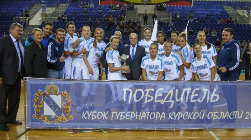 Mārtiņš Zībarts un Kurskas "Dynamo" basketbolistes
Foto: kurskbasket.ru