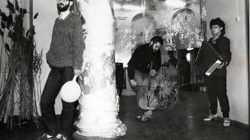 Hardijs Lediņš akcijā "Mīsa van der Roes 102 gadi". 
Foto: Gvido Kajons. 1988