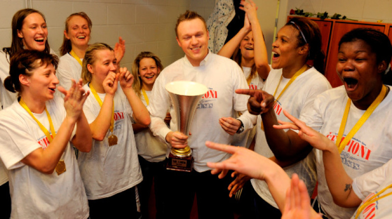 SK "Cēsis" prezidents Krišjānis Kļaviņš ar pirmo lielo kausu 2009. gada 9. aprīlī  
Foto: Romāns Kokšarovs, F64