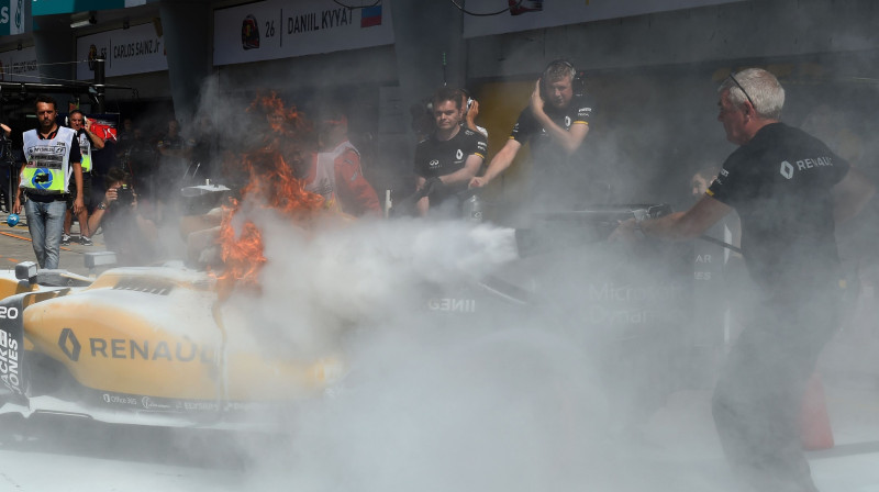 Tiek dzēsta degošā "Renault" formula
Foto: AFP/Scanpix