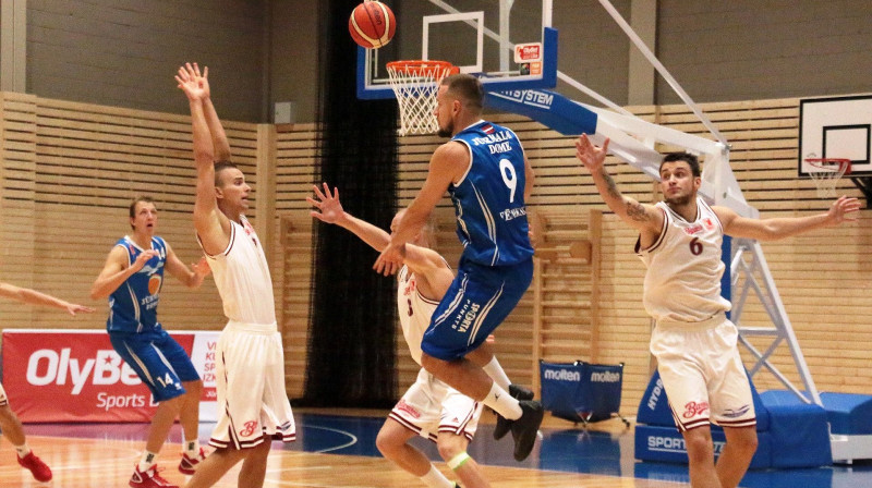 "Jūrmala/Fēnikss" pirmajā mačā jaunajā zālē pieveica "Barons kvartāls" basketbolistus.
Foto: basket.lv