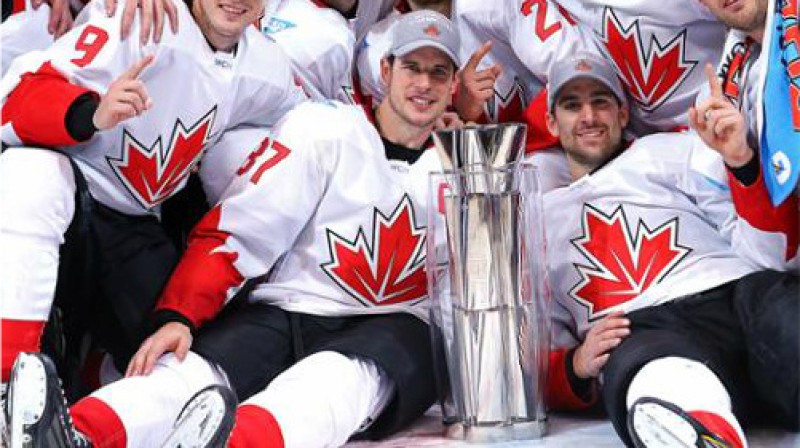 Siddnijs Krosbijs (centrā) ar Pasaules kausu 
Foto: nhl.com