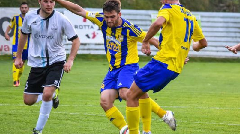Valērijs Šabala veic sitienu 
Foto: fcdac.sk