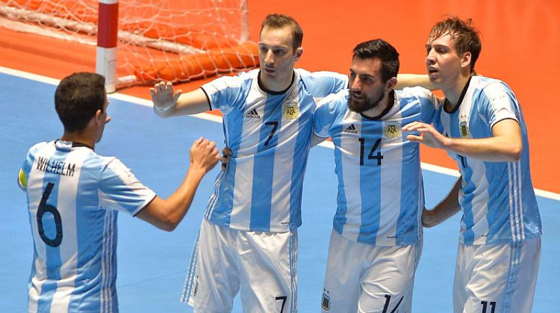 Argentīnas izlase atzīmē vārtu guvumu
Foto: AFP/Scanpix