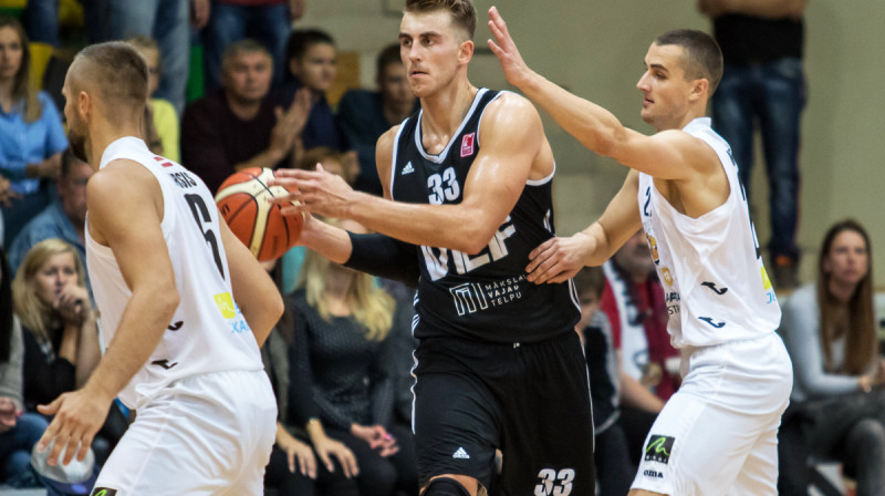 Mārtiņš Meiers Jēkabpilī guva 18 punktus un izcīnīja astoņas bumbas zem groziem. Foto: Lāsma Irša.