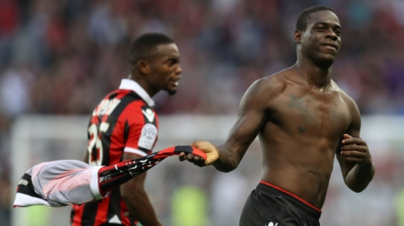 Mario Balotelli svin uzvaras vārtus un nopelna pirmo dzelteno kartīti
Foto: AFP/Scanpix