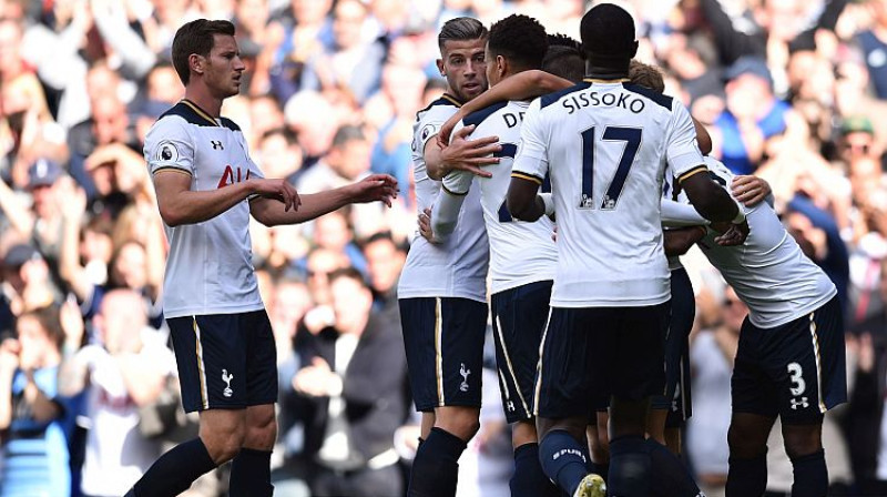''Tottenham'' futbolisti mirkli pēc tam, kad Aleksandars Kolarovs bumbu raidīja savos vārtos
Foto: AFP/Scanpix