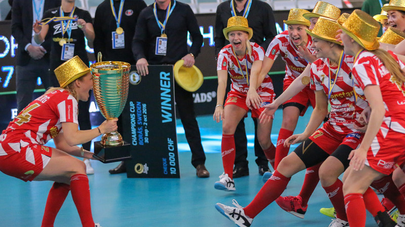 Pixbo Wallenstam ar izcīnīto trofeju
Foto: IFF Floorball