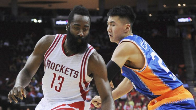 Džeimss Hārdens pret Šanhajas basketbolistu Jī Žai
Foto: AP/Scanpix