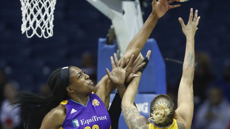 Nnemkadi Ogvumaika (Sparks) cīņā ar Eriku De Souzu (Sky)
Foto: AP/Scanpix