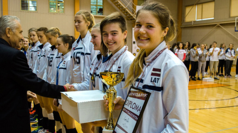 U17 Latvijas volejbola meiteņu izlase, Marta Levinska priekšplānā
Foto: Juris Freidenfelds / Rīgas Volejbola sk.