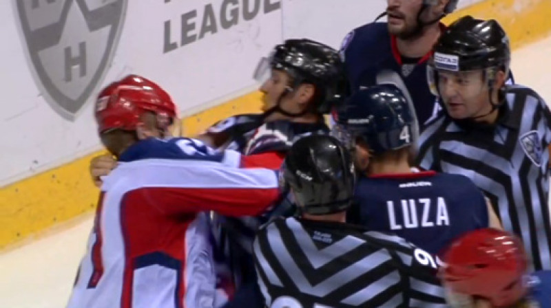 Grigorijs Paņins sit tiesnesim
Foto: KHL