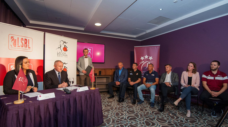 LBS prezidents Valdis Voins, Basketbola līgu direktore Lāsma Zandere un Latvijas sieviešu komandu galvenie treneri Latvijas - Igaunijas līgas atklāšanas pasākumā.
Foto: Renārs Koris