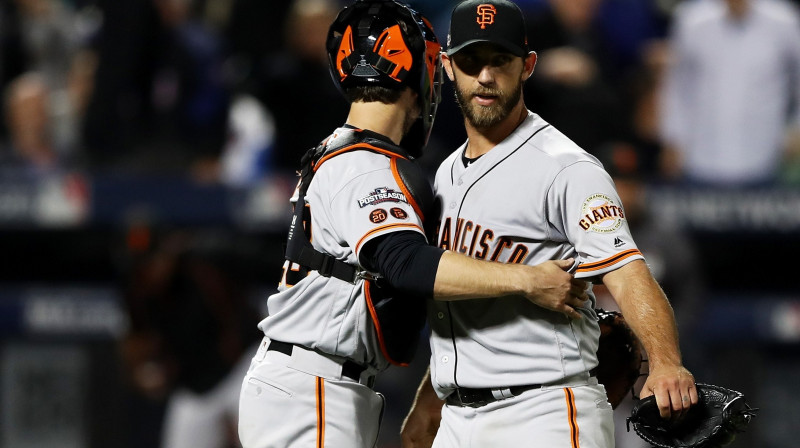 Madisons Bamgārners saņem Bastera Pouzija apsveikumus.
Foto: AFP/Scanpix