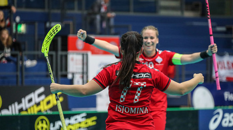 Diāna Isjomina (#77) priecājas par vārtu guvumu
Foto: IFF Floorball