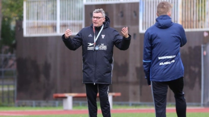 Lārss Olsens izlases treniņā Rīgas Daugavgrīvas vidusskolā
Foto: FSF.fo