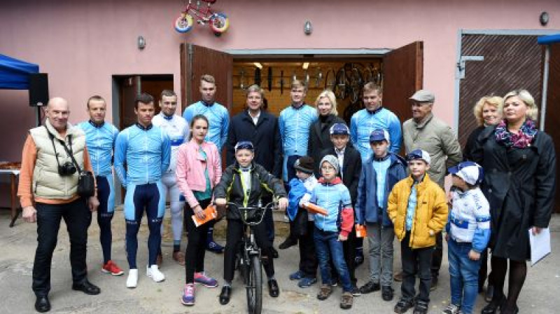 "Rietumu banka - Rīga" sportisti piedalās velodarbnīcas atklāšanā.
Foto: LETA